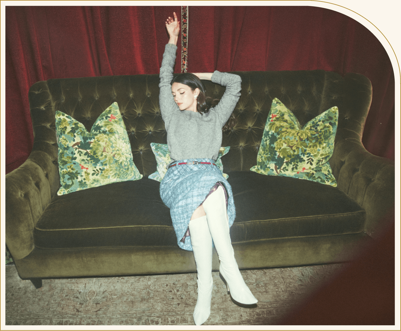 A celebrity photographed in a Maxwell room with partner products.